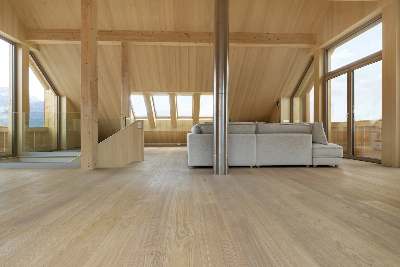 Wohnraum mit breitem Naturholzdielenboden