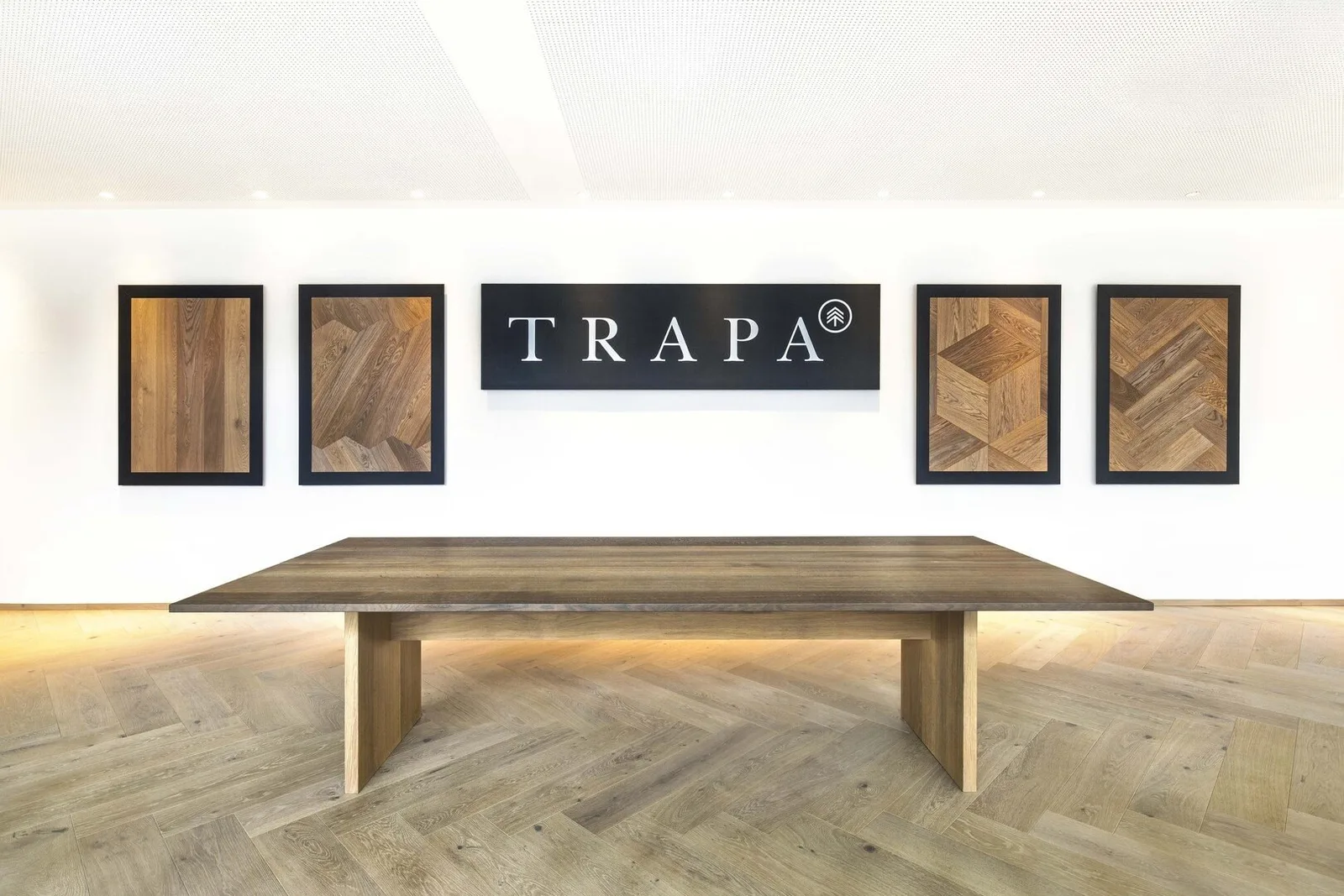 Besprechungsraum mit TRAPA Wortmarke und Mustern aus Holz