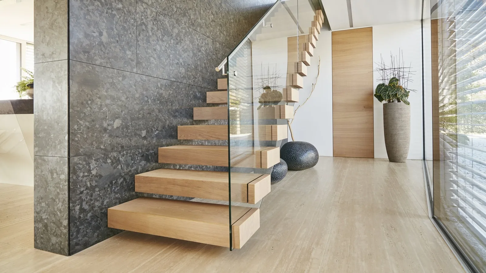 Auf Boden und Raum abgestimmte Holztreppe